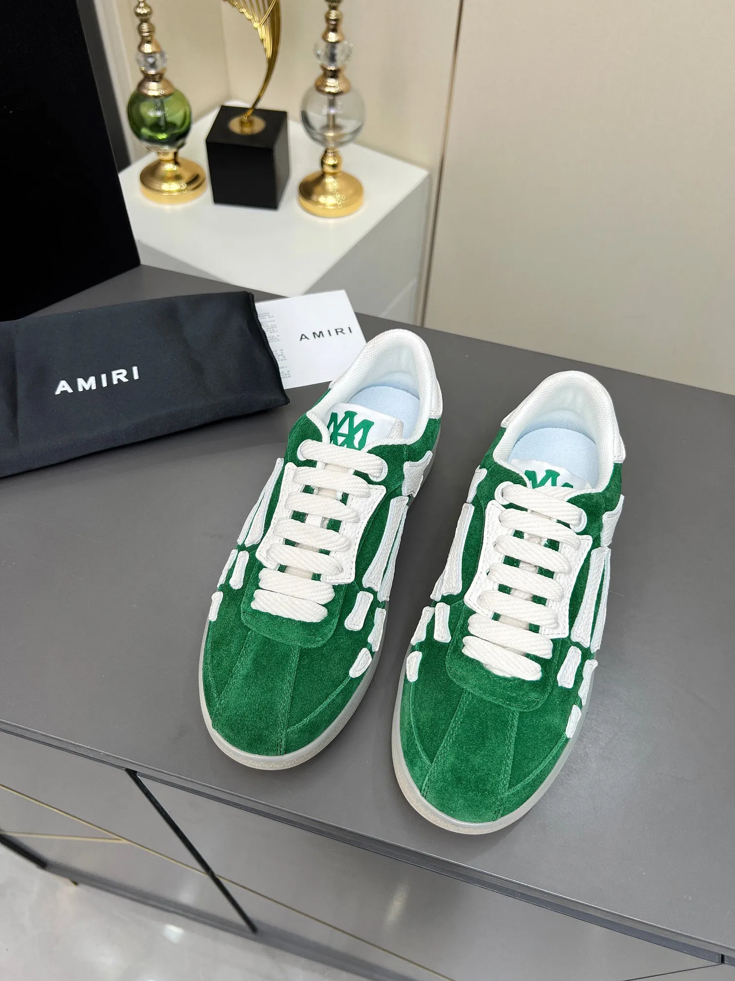 Men's Men's Shoes 💰580 Bone Shoes · AMIRI Skel-Top AMIRI 🔥 launches a new "ThePacific" series of low-top casual sports moral training shoes in the early spring of 2025. This iconic shoe covers men's and women's shoes, drawing inspiration from the brand's classic sports style and elegantly integrating West Coast style. "The Pacific" contrasting five-pointed star series is rooted in Amiri's unique California genes, showing the freedom and leisure atmosphere of the West Coast. This series launches two styles that incorporate the brand's iconic elements: the leather version is made of pure white leather with a same-color sole, and is embellished with star patterns on the side of the shoe, just like the bright starry sky of California. The black and ocean blue colors are shared by men and women, and there is also a red star model exclusive for men and a light pink star model exclusive for women. The suede model is decorated with the brand's classic bone pattern on the side of the shoe. The rubber sole and suede fabric complement each other. The color scheme covers black, chocolate and sand, and is suitable for both men and women. Made of imported cowhide and decorated with bone pieces on the sides of the upper, it is novel and unique and has a good three-dimensional effect! High-density breathable mesh lining + original molded TPU outsole 🙏 Recommended by celebrities, bloggers and internet celebrities, 🚵🏻 an indispensable item for shopping, partying and traveling. One of the most unmissable sneakers in 2025 ✦Color: 10 colors available ✦Size: Women’s size 35--40 ✦Size: Men’s size 39--45